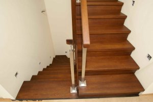 Tammeliimpuidust astmete ja varvaslaudadega trepp.