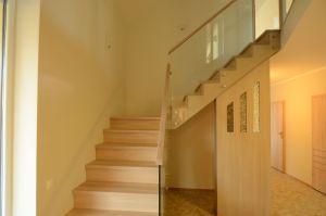 Tammespooniga spoonitud põsepuud, astmed tamme liimpuidust. Piirdeks kirgas karastatud 12 mm klaas.