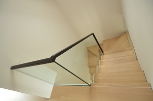 Teraskonstruktsiooniga trepp, astmed tamme liimpuidust. Piirdeks kirgas karastatud 12 mm klaas, mis on kaetud terase osal värvitud mdf plaadiga.