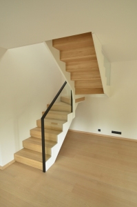 Teraskonstruktsiooniga trepp, astmed tamme liimpuidust. Piirdeks kirgas karastatud 12 mm klaas, mis on kaetud terase osal värvitud mdf plaadiga.