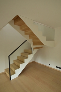 Teraskonstruktsiooniga trepp, astmed tamme liimpuidust. Piirdeks kirgas karastatud 12 mm klaas, mis on kaetud terase osal värvitud mdf plaadiga.