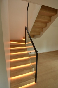 Teraskonstruktsiooniga trepp, astmed tamme liimpuidust. Piirdeks kirgas karastatud 12 mm klaas, mis on kaetud terase osal värvitud mdf plaadiga.