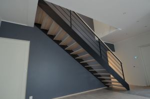 Teraslehest 6 mm kandekonstruktsiooniga trepp. Astmed tamme liimpuidust.