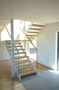 Metalltrepp, tammest astmetega.