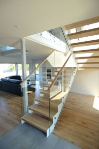 Teraslehest kandekonstruktsioon paksusega 10 mm, nende vahel 60 mm tamme liimpuidust astmed. Piirdeks kirgas karastatud 12 mm klaas, peal tammest käsipuu 32x50 mm.