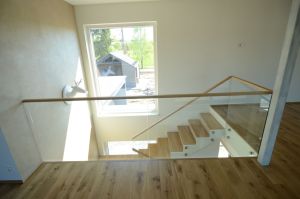 Metalltrepp, tammest astmetega.