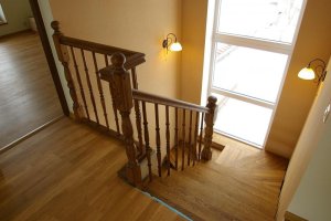 Treitud tammepulkadega piire.