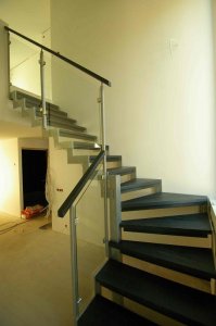 Trepi konstruktsioon 12x100 mm sik-sak metallist, astmed sõrmjätkatud saare liimpuidust, viimistletud valge/musta õliga, metall pulbervärvitud