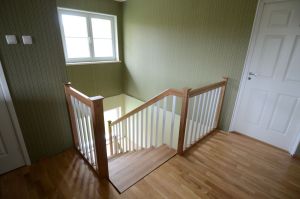 U-trepp. Astmed tamme liimpuidust, põsepuud ristvineerist, toepulgad pöögist ja värvitud valge värviga. T