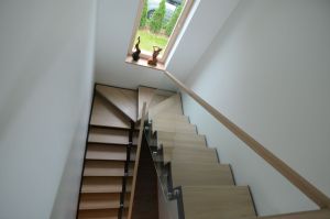 U- trepp. Kandekonstruktsioon 10x100 mm sik-sak teraslehest. Astmed tamme liimpuidust, paksusega 40 mm. Piirdeks kirgas karastatud 12 mm klaas, mis on punktkinnitustega kinnitatud teraslehe külge.