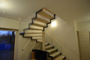 U- trepp kandekonstruktsioon 12x 80 mm astmed saare liimpuidust, õlitatud valge õliga