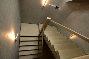 Tamme liimpuidust astmetega u- trepp.