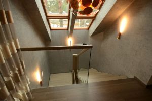 Tamme liimpuidust astmetega u- trepp.