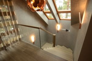 U-trepp, põsepuud ristvineerist ja spoonitud tammespooniga, astmed tamme liimpuidust, paksusega 57 mm.