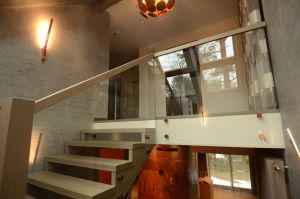 Tamme liimpuidust astmetega u- trepp.