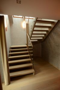 Tamme liimpuidust astmetega u- trepp.