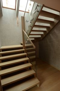 Tamme liimpuidust astmetega u- trepp.