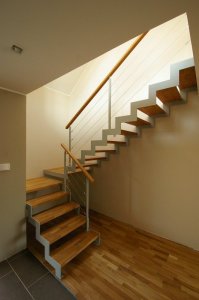 U- trepp. Tamme sõrmjätkatud liimpuidust astmed 12x 100 mm sik- sak metallist lehe vahel