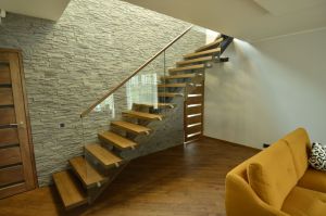 Ühetala L trepp, astmed tamme liimpuidust, paksusega 57 mm. piirdeks kirgas karastatud 12 mm klaas