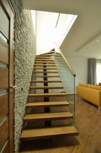 Ühetala L trepp, astmed tamme liimpuidust, paksusega 57 mm.