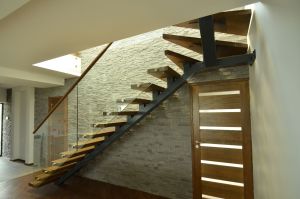 Ühetala L trepp, astmed tamme liimpuidust, paksusega 57 mm.