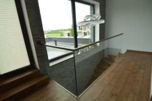 Ühetala L trepp, astmed tamme liimpuidust, paksusega 57 mm.