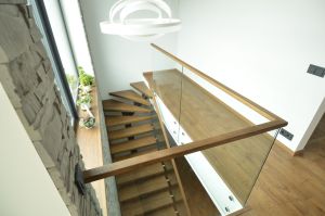 Ühetala L trepp, astmed tamme liimpuidust, paksusega 57 mm.