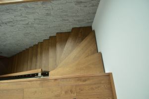 Ühetala L trepp, astmed tamme liimpuidust, paksusega 57 mm.