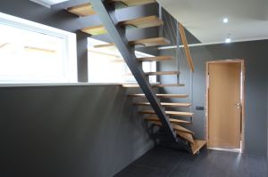 Ühetala L- trepp. tala 10x150 mm nelikanttorust, astmed tamme liimpuidust.