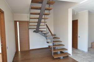 Ühetala metalltrepp klaasist piiretega