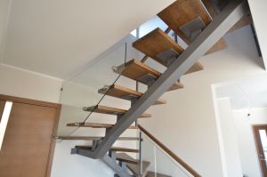 Metalltrepp tammest astmetega