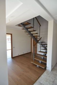 Metalltrepp tammest astmetega