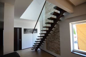 Ühetala metalltrepp, tala 100x150 mm. Astmed tamme liimpuidust paksusega 57 mm. Piirdeks kirgas karastatud 12 mm klaas.