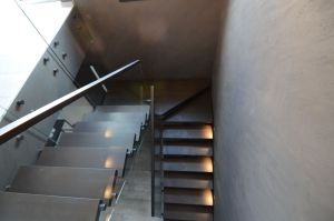 Ühetala metalltrepp, tala 100x150 mm, astmed tamme liimpuidust paksusega 57 mm. piirdeks kirgas karastatud 12 mm klaas.