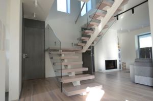 Ühetala metalltrepp, tala 100x150 mm. Astmed tamme liimpuidust, paksusega 78 mm.