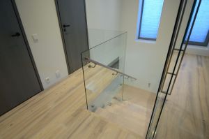 Metallisttrepp, tammest astmetega.