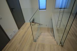 Metallist trepp, tammest astmetega.