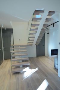 Metallist trepp, tammest astmetega.