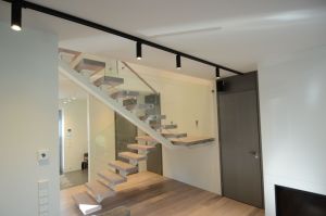 Metallist trepp, tammest astmetega.