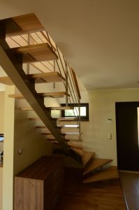 Ühetala metalltrepp, tala 100x150 mm, astmed tamme liimpuidust. Piiretel 12 mm horisontaalsed vardad 30x30 mm postide vahel.