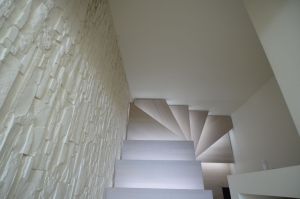 Ühetala metalltrepp. Tala 100x150 mm. Astmed tamme liimpuidust.