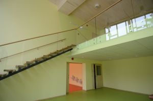 U-kujuline ühetala metalltrepp.