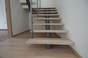 U-kujuline ühetala metalltrepp.