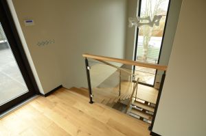 U- kujuline ühetala metalltrepp