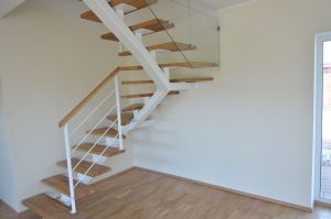 Ühetala metalltrepp, tamme liimpuidust astmetega