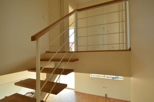 Metalltrepp, tamme liimpuidust astmetega.