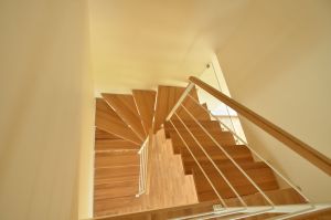 Metalltrepp, tamme liimpuidust astmetega.