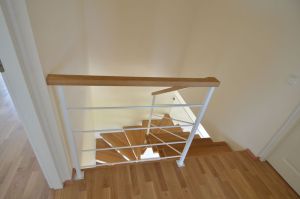 Metalltrepp, tamme liimpuidust astmetega.