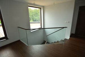 Metalltrepp, tammest astmetega.