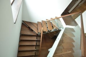 Metalltrepp, tammest astmetega.